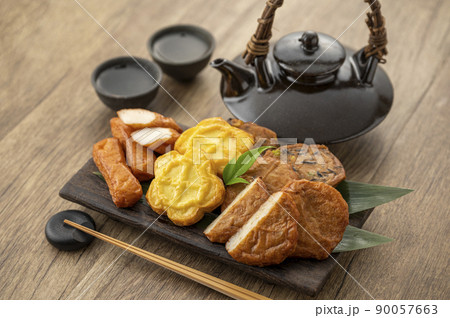 皿に盛られた薩摩揚げ 90057663