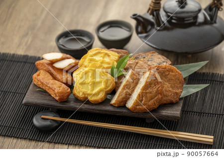 皿に盛られた薩摩揚げ 90057664