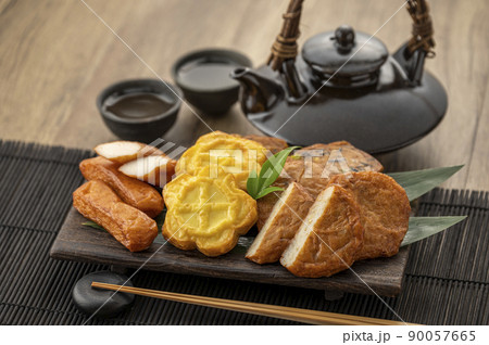 皿に盛られた薩摩揚げ 皿に盛られた薩摩揚げ 90057665