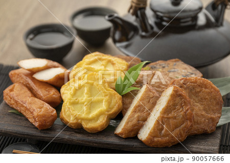 皿に盛られた薩摩揚げ 皿に盛られた薩摩揚げ 90057666