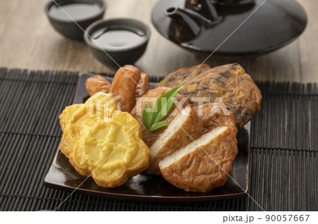 皿に盛られた薩摩揚げ 90057667