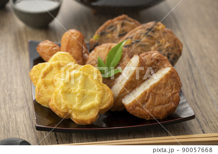 皿に盛られた薩摩揚げ 90057668