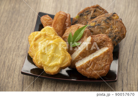 皿に盛られた薩摩揚げ 90057670