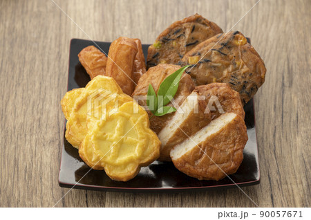 皿に盛られた薩摩揚げ 90057671