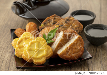 皿に盛られた薩摩揚げ 90057673