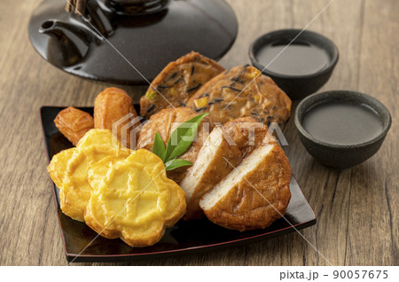 皿に盛られた薩摩揚げ 90057675