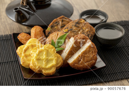 皿に盛られた薩摩揚げ 皿に盛られた薩摩揚げ 90057676