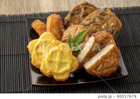 皿に盛られた薩摩揚げ 90057678
