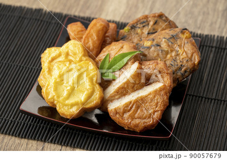 皿に盛られた薩摩揚げ 90057679