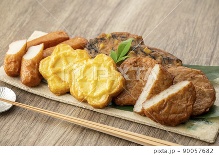 皿に盛られた薩摩揚げ 皿に盛られた薩摩揚げ 90057682