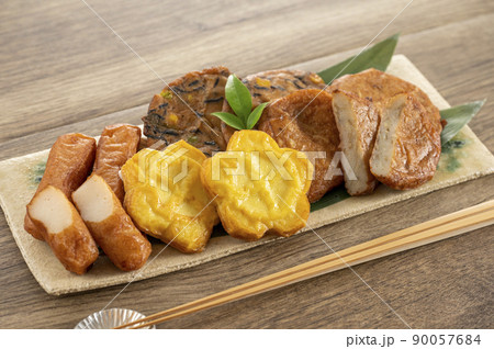 皿に盛られた薩摩揚げ 皿に盛られた薩摩揚げ 90057684