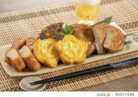 皿に盛られた薩摩揚げ 皿に盛られた薩摩揚げ 90057686