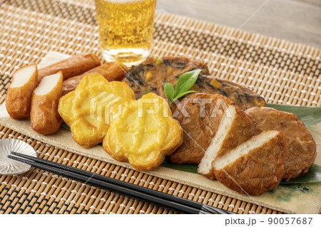 皿に盛られた薩摩揚げ 90057687