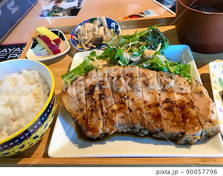 分厚いポークステーキ定食 90057796