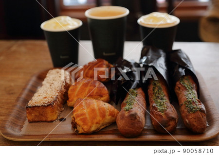 おしゃれなパン屋の美味しいパンとコーヒー 90058710