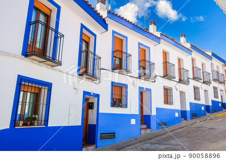 スペイン　ラマンチャ地方の集合住宅 90058896