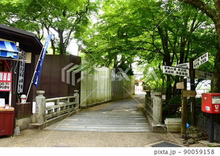 京都市 大原三千院参道(大原女の小径)の呂川魚山橋と新緑 京都市 大原三千院参道(大原女の小径)の呂川魚山橋と新緑 90059158