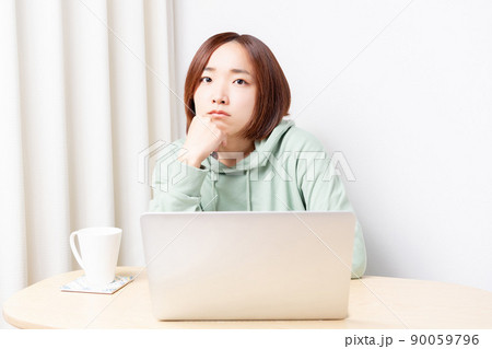 パソコンのトラブルで困っている女性 パソコンのトラブルで困っている女性 90059796