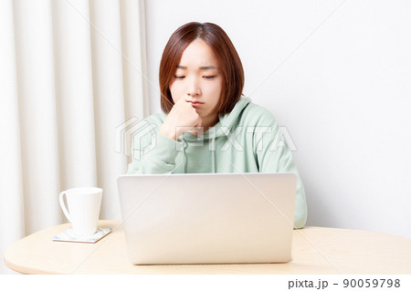 パソコンのトラブルで困っている女性 パソコンのトラブルで困っている女性 90059798