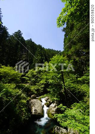 林道わきの小滝と青空　 90059820