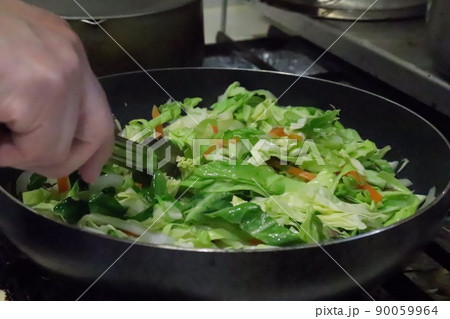 野菜を炒める 野菜を炒める 90059964