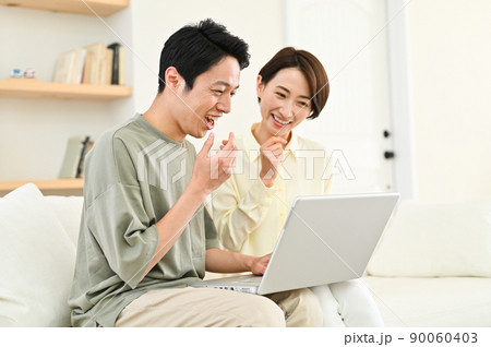 パソコンを見るミドルの夫婦 90060403