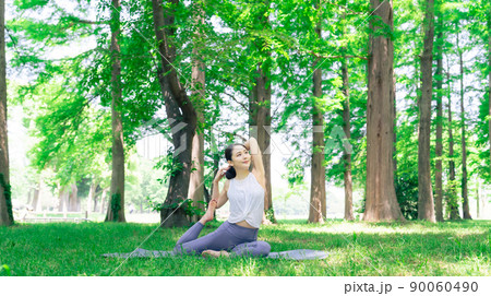 森林の中でヨガをする女性 森ヨガ パークヨガ 森林の中でヨガをする女性 森ヨガ パークヨガ 90060490