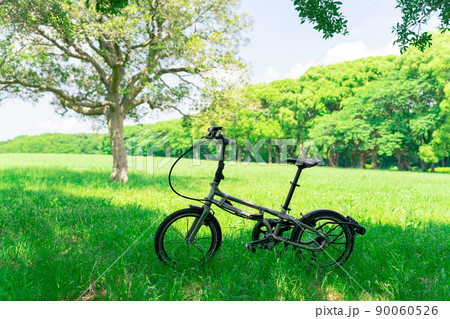 草原の中の小径自転車　ミニベロ　折りたたみ自転車 90060526