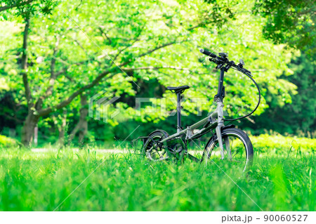草原の中の小径自転車 ミニベロ 折りたたみ自転車 草原の中の小径自転車 ミニベロ 折りたたみ自転車 90060527