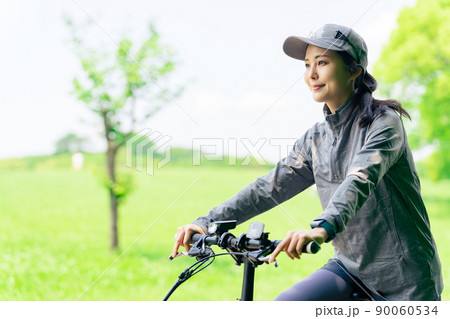 サイクリングする女性 90060534