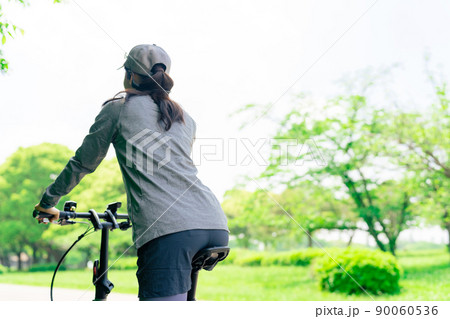 サイクリングする女性 90060536