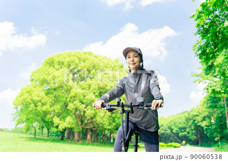 サイクリングする女性 サイクリングする女性 90060538