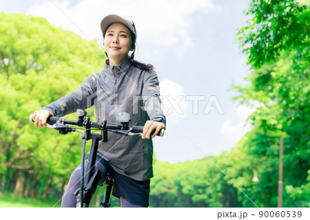 サイクリングする女性 サイクリングする女性 90060539