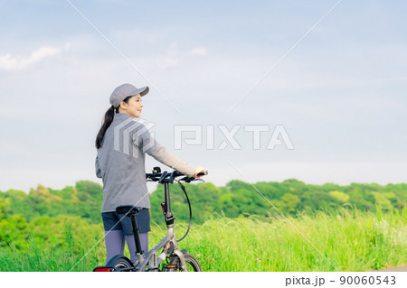 ミニベロでサイクリングする女性 小径自転車 折り畳み自転車 ミニベロでサイクリングする女性 小径自転車 折り畳み自転車 90060543