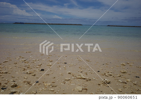 石垣島マエサトビーチの白い砂浜と透き通った青い海 90060651