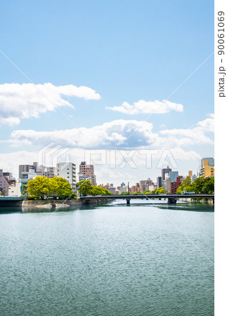 広島駅南口側、京橋町の川沿いのビル街です。正面は城南通りの上柳橋です。明るい市街地背景にどうぞ。 広島駅南口側、京橋町の川沿いのビル街です。正面は城南通りの上柳橋です。明るい市街地背景にどうぞ。 90061069