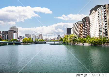 広島駅南側の川沿いのビル街です。水の都広島は川の多い街です。京橋町、上幟町方面を展望していま。広島県 広島駅南側の川沿いのビル街です。水の都広島は川の多い街です。京橋町、上幟町方面を展望していま。広島県 90061072