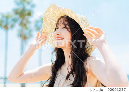 若い女性のリゾートイメージ 90061237