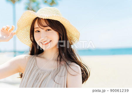 若い女性のリゾートイメージ 90061239