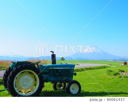 北海道の絶景 羊蹄山と緑のトラクター風景 90061437