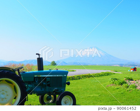 北海道の絶景 羊蹄山と緑のトラクター風景 90061452