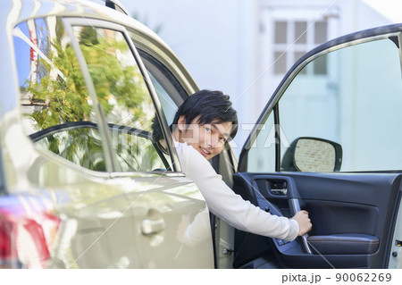 車のドアを開ける男性 90062269