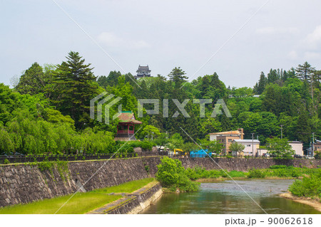 横手城近くの横手川の風景 90062618