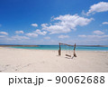 木製のブランコがある南国のビーチ 90062688