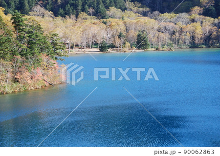 Shigakogen national park in autumn / 錦秋の志賀高原 大沼池 90062863