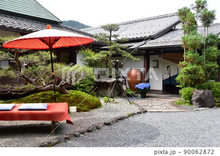 京都市　三千院参道沿いの大原温泉芹生（せりょう）と新緑 90062872