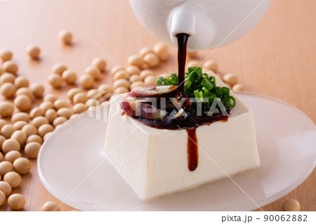冷奴にお醤油をかける 90062882