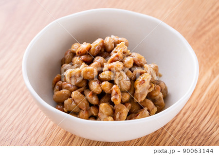 納豆を食べる 90063144