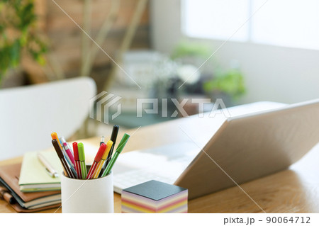 ノートパソコンとペンケースのあるデスク 90064712