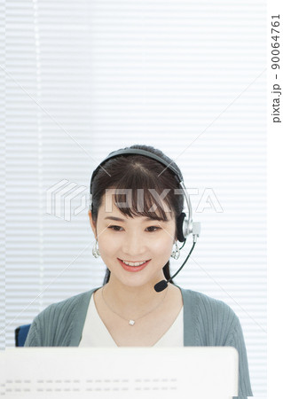 インカムを着けた女性 90064761